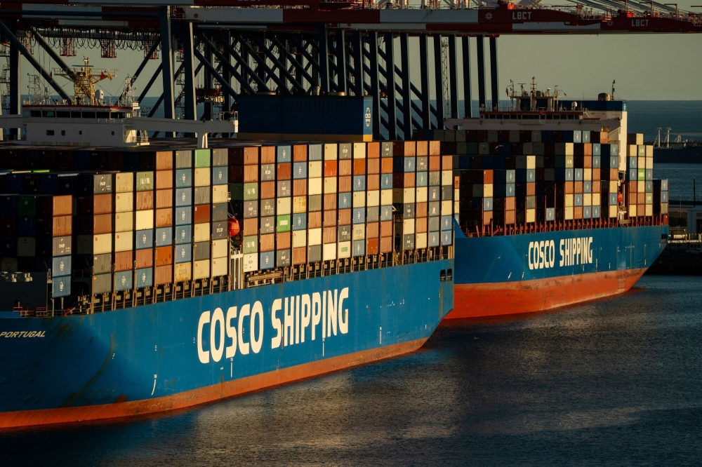 سفينتا شحن لشركة كوسكو في ميناء لونغ بيتش في كاليفرونيا