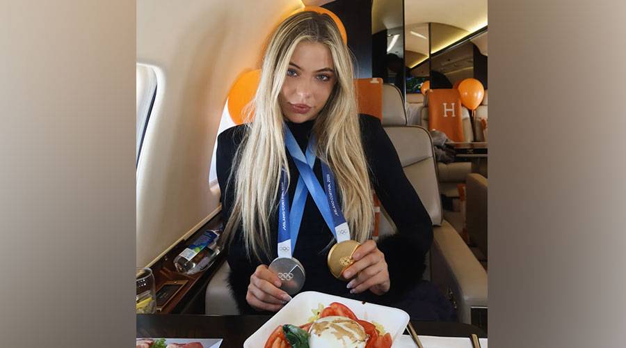 غوتا تشارك متابعيها صور رحلة العودة مع الذهبية والفضية