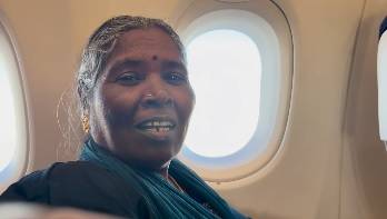 الأم بداخل الطائرة