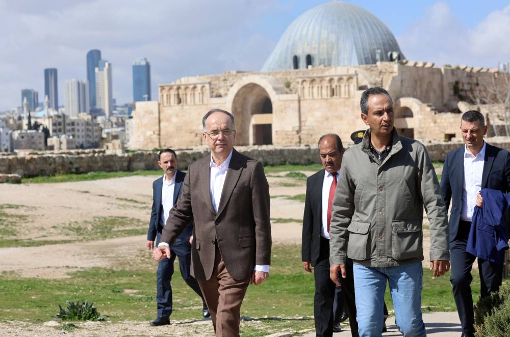 الرئيس الألباني يتجول في مواقع أثرية أردنية