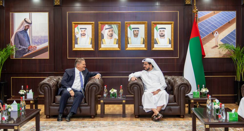 «كهرباء دبي» تبحث التعاون في الطاقة والابتكار