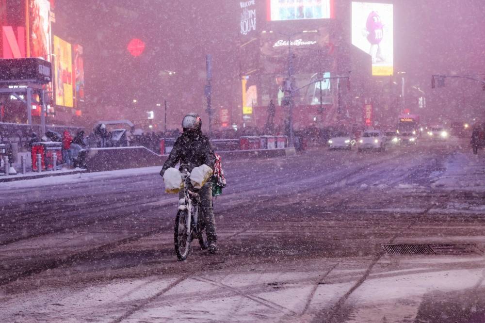 عاصفة كبيرة تحظر التنقل في نيويورك