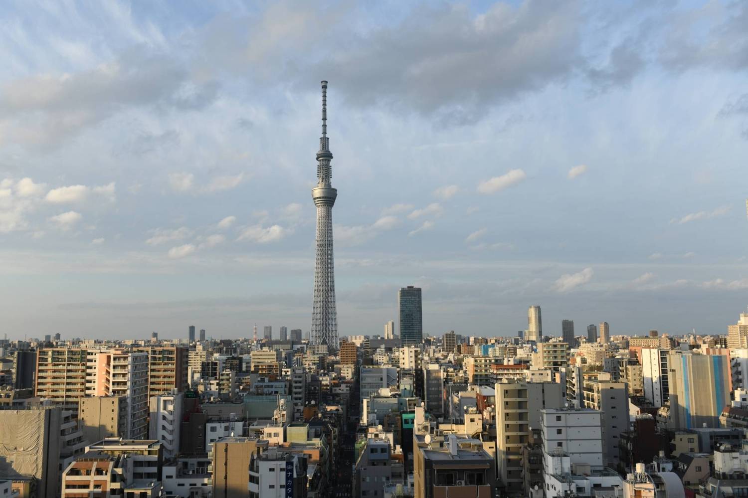 مصعد أطول برج في اليابان يتعطل 6 ساعات.. وعلى متنه 20 زائراً