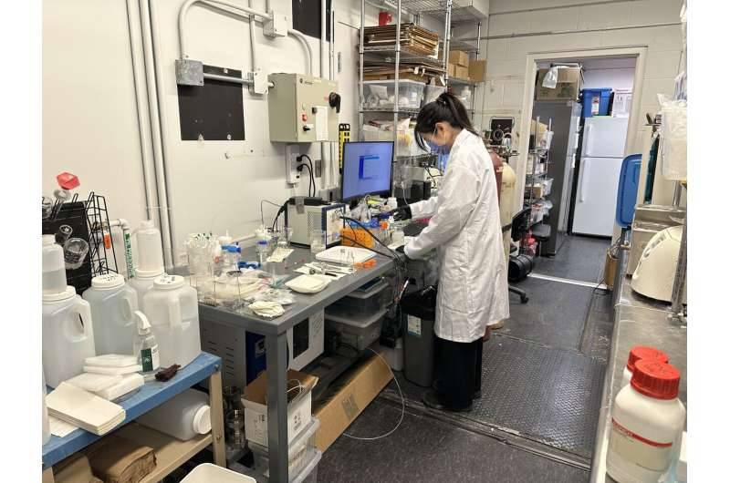 باحثة خلال التجارب 