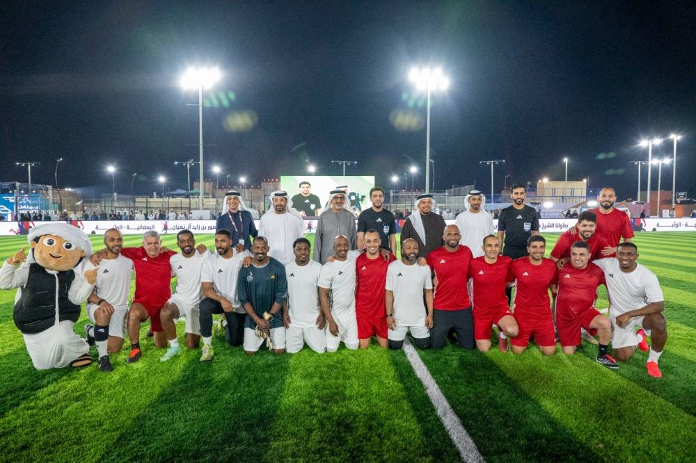 لقطة تذكارية لفريقي أصدقاء إسماعيل مطر وعلي الحبسي