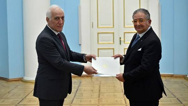 الرئيس الأرميني يتسلم أوراق اعتماد السفير الفلسطيني