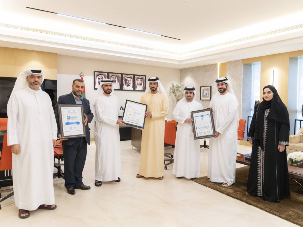 بلدية عجمان تنال العضوية البلاتينية وختم الثقة من «العالمي للأعمال»