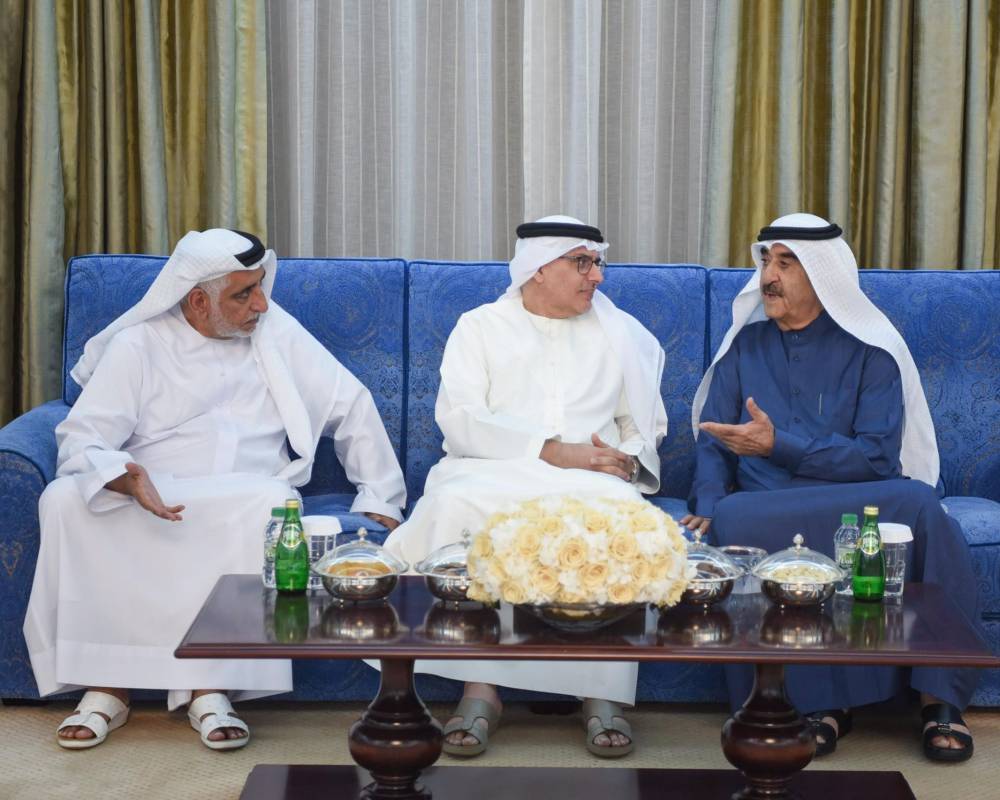 حاكم أم القيوين يستقبل وزير الموارد البشرية وجموع المهنئين بشهر رمضان