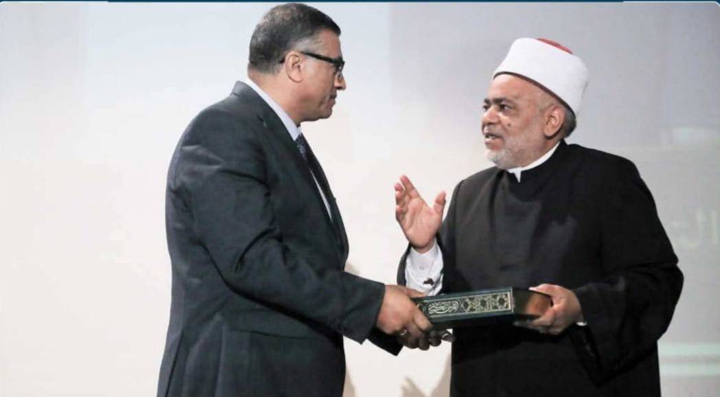 شيخ الأزهر يهدي محافظاً مصرياً مصحفاً بماء الذهب