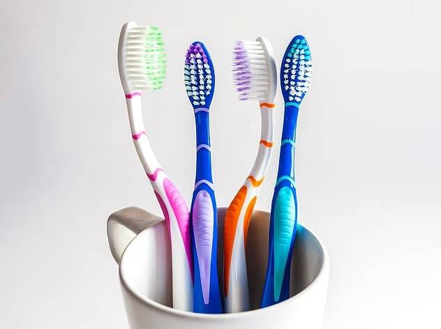 تغيير فرشاة الأسنان يحمي من تراكم البكتيريا والفطريات