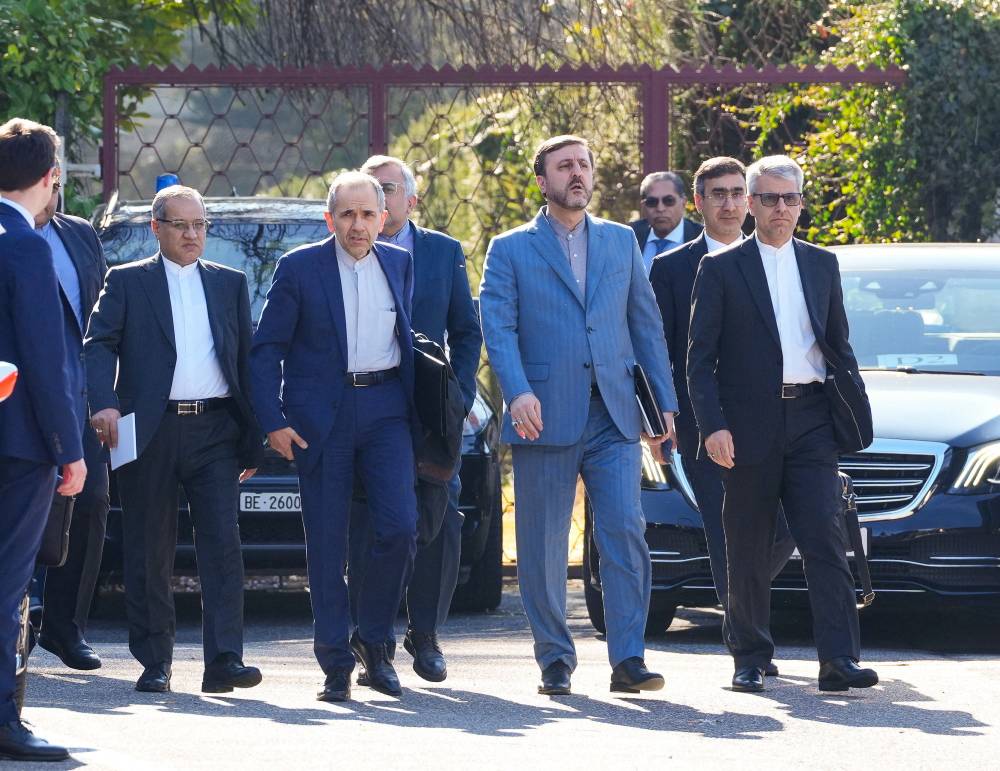 الوفد الإيراني يتوجه إلى مقر انعقاد الجولة الثالثة من المحادثات في جنيف (رويترز)