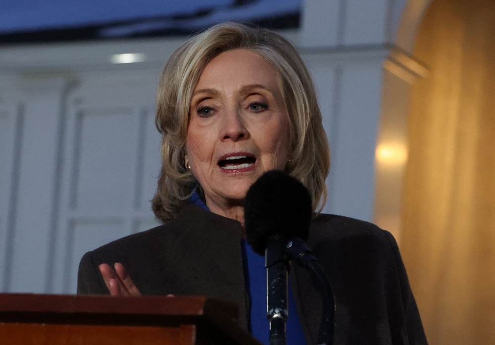 هيلاري كلينتون تتحدث للصحفيين عقب الاستجواب 