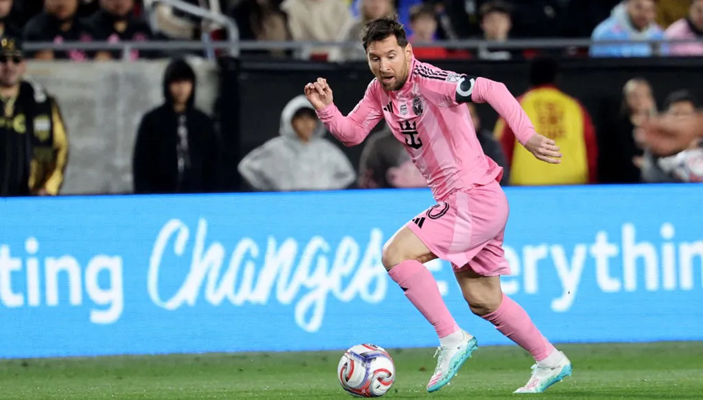 ميسي يسقط أرضاً بعد اقتحام جماهيري لأرض الملعب (فيديو)