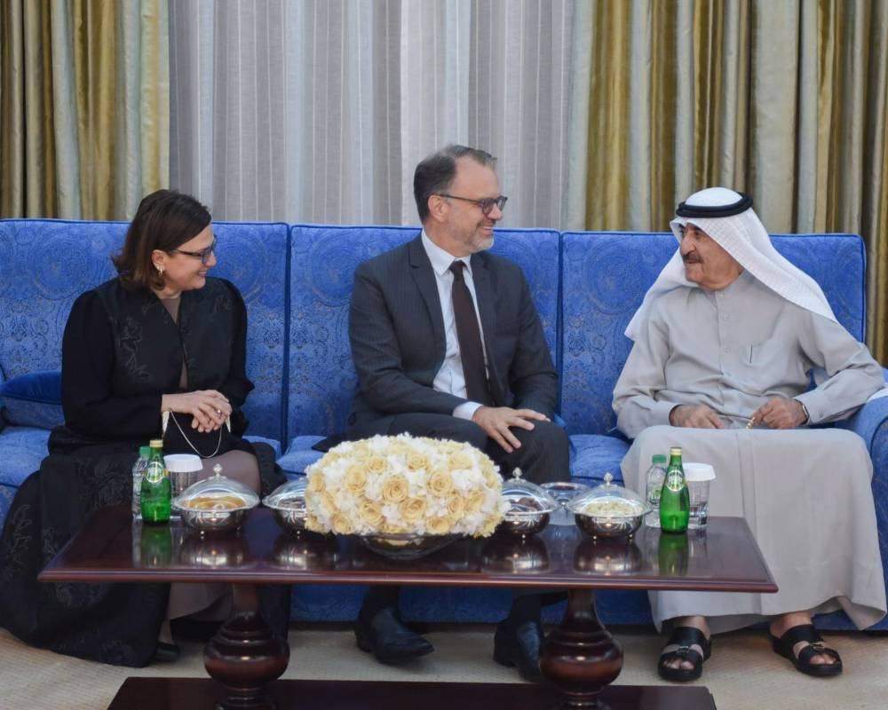 حاكم أم القيوين يستقبل القنصل العام الأمريكي