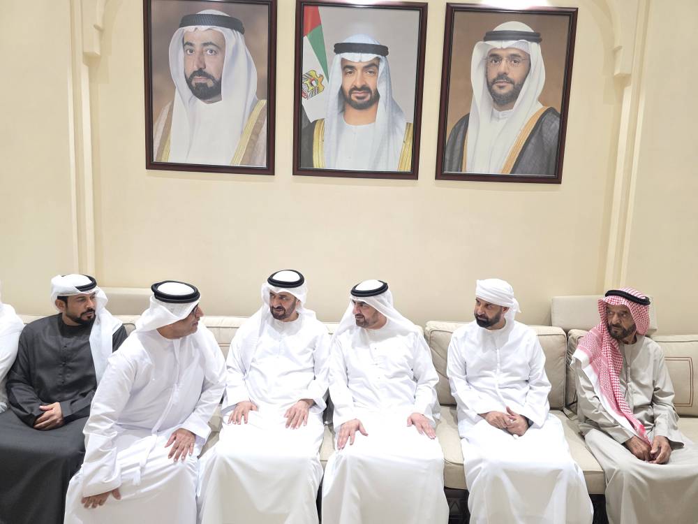 عبدالله بن سالم والشيوخ يعزون في وفاة موزة بيشوه