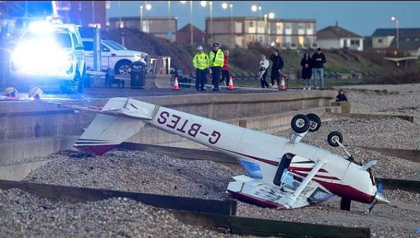 نجاة طيار تحطمت طائرته بشاطئ بريطاني مزدحم