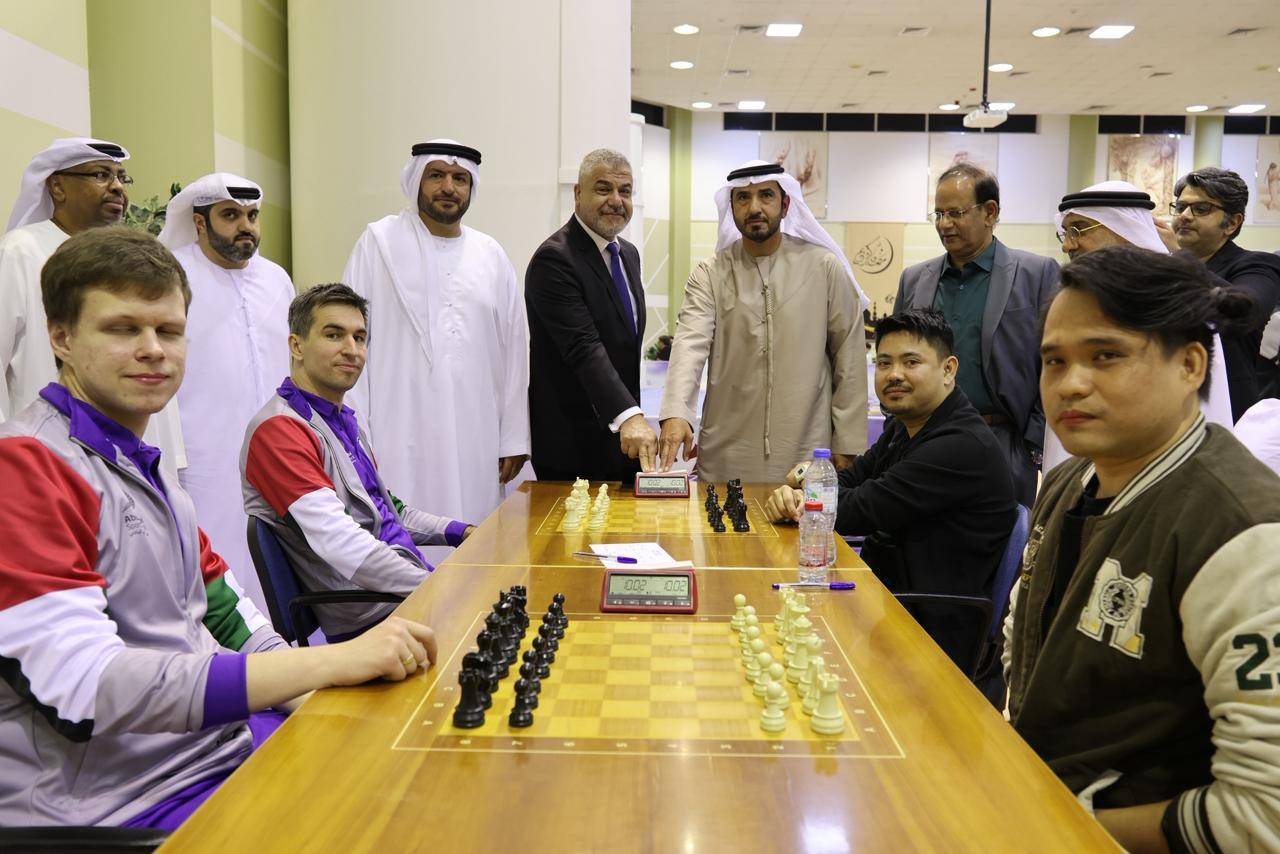 سيف النعيمي والمسؤولون خلال افتتاح البطولة