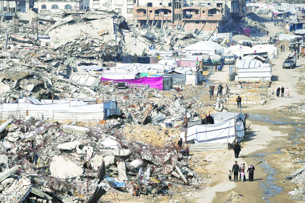 فلسطينيون يقيمون خيام مؤقتة بين الدمار في حي الشيخ رضوان (ارشيفية)