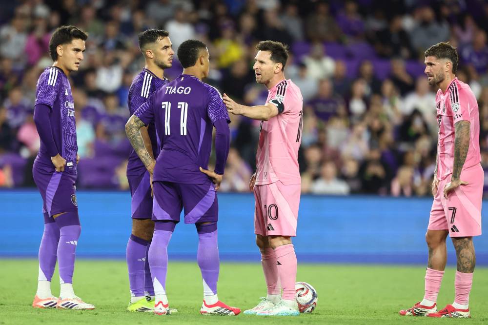 ميسي يتحدث للاعبي أورلاندو