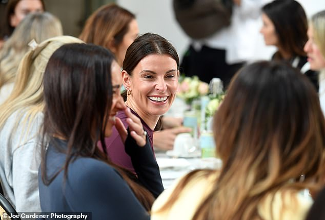 كولين مع صديقاتها في عيد ميلادها