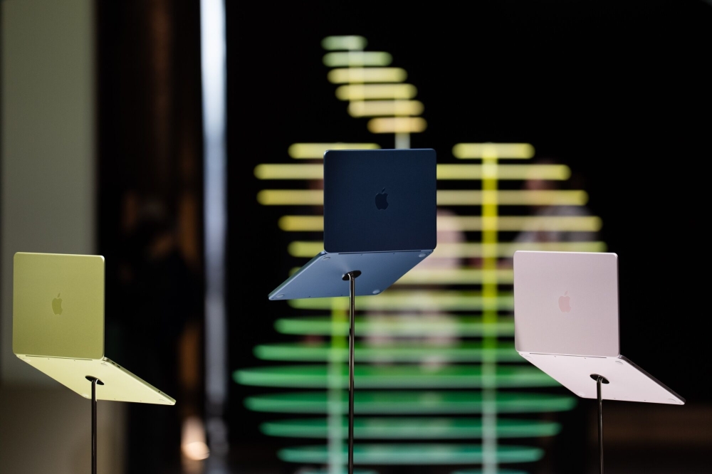 أجهزة ماك بوك برو خلال فعالية لشركة آبل في نيويورك (بلومبيرغ)