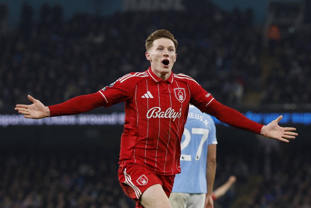 إيليوت أندرسون يحتفل بهدفه