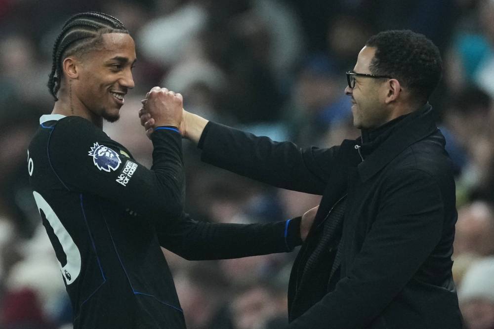 روسينور يهنئ نجمه بيدرو 