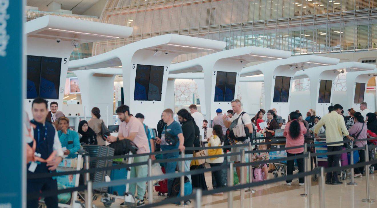 مسافرون يشيدون بمنظومة الدعم المتكاملة بمطار زايد الدولي في أبوظبي