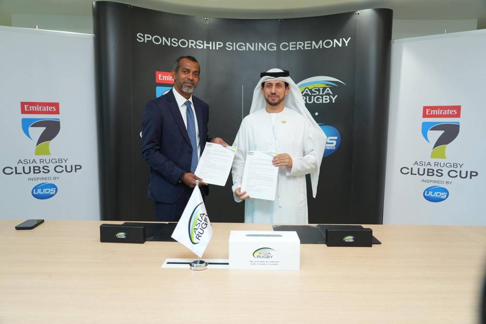 قيس الظالعي وومانوج بوغودا خلال توقيع الاتفاقية