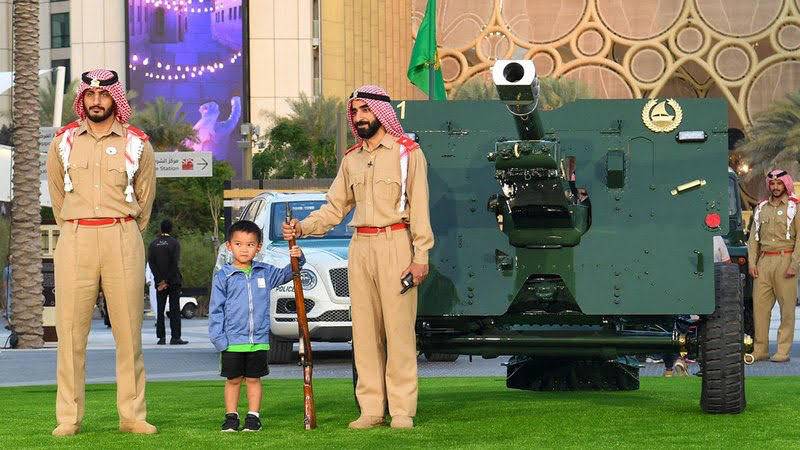 صور تذكارية للأطفال مع مدفع رمضان 