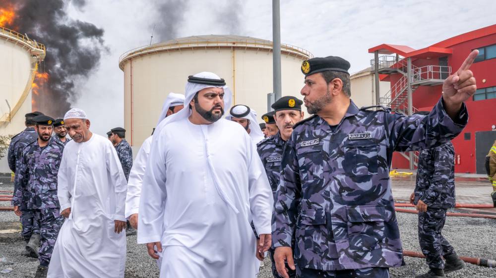 محمد الشرقي يزور منطقة الفجيرة للصناعات البترولية ويشيد بعمل الفرق الميدانية