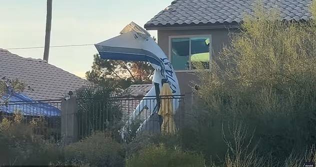 طائرة صغيرة تصطدم بمنزل في أمريكا