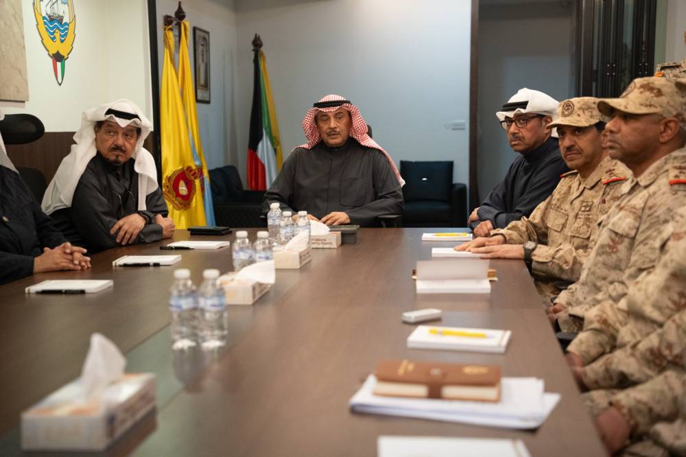 ولي العهد الكويتي خلال اجتماعه بقيادات وزارة الدفاع (كونا)