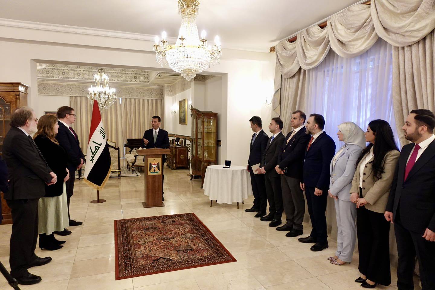 الجانبان العراقي والبريطاني بعد عملية التسليم والاستلام (الخليج)