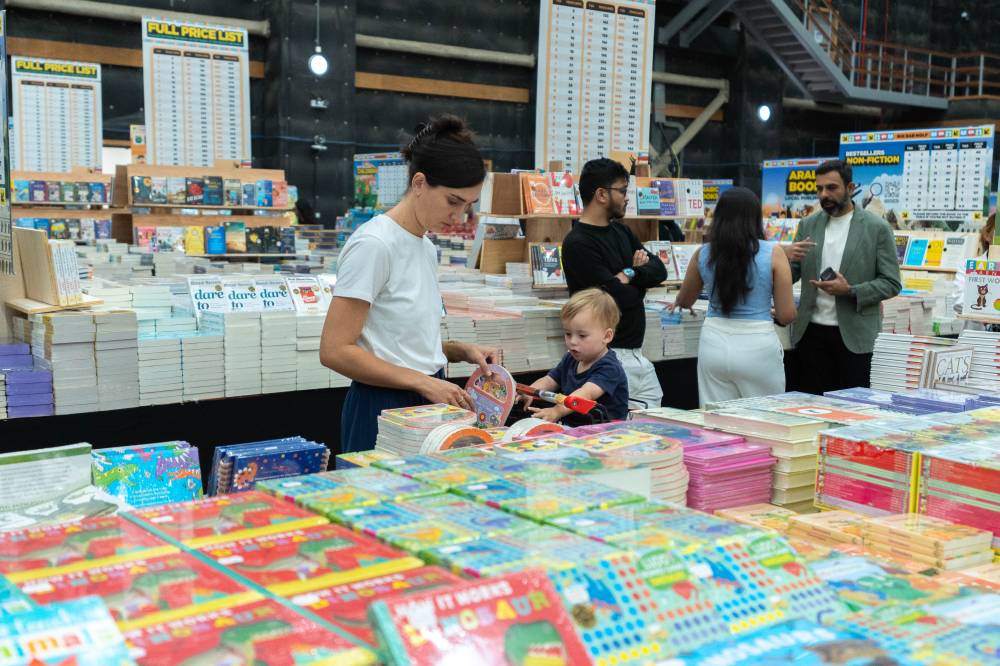 زوار في معرض «بيغ وولف»