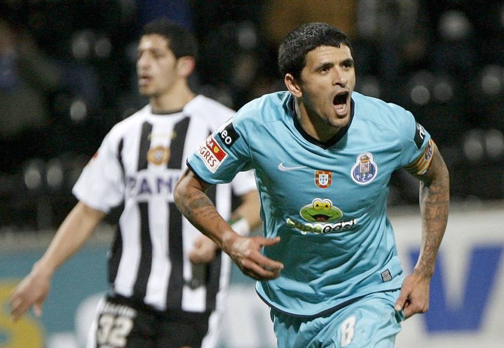 غونزاليز يحتفل بقميص بورتو 