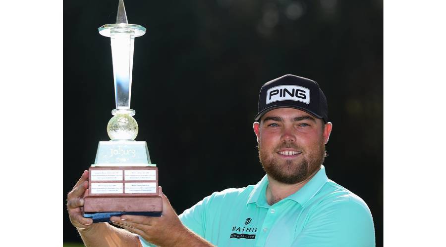 برادبوري يرفع كأس بطولة جوهانسبرج المفتوحة