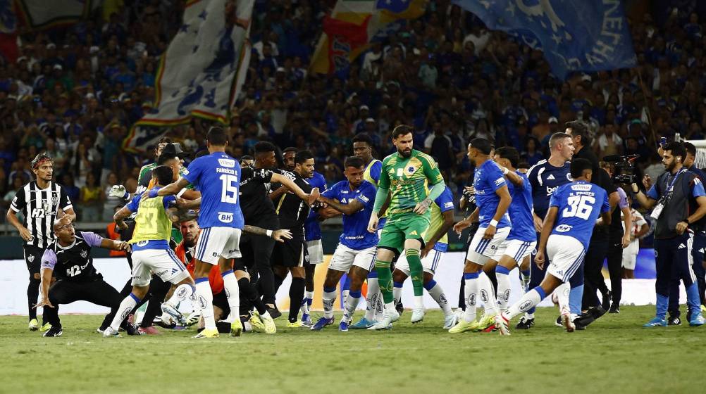 عراك بين اللاعبين