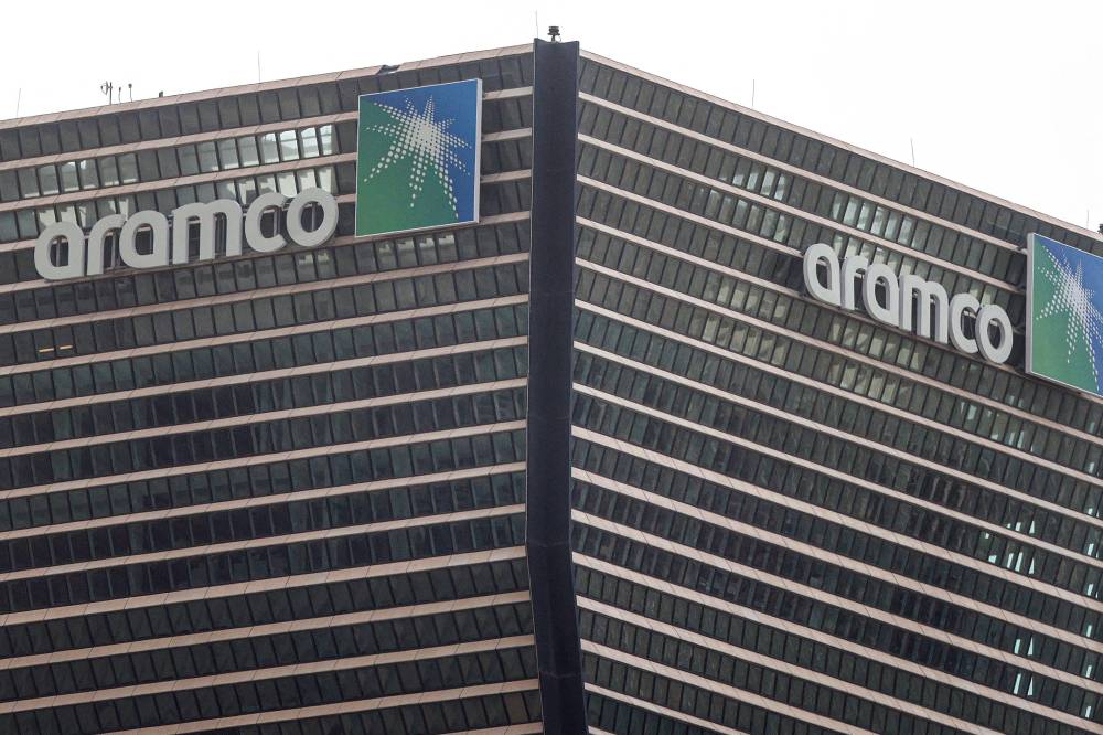 شعار شركة أرامكو على مبنى مركز الملك عبد الله المالي في الرياض (أ ف ب) 