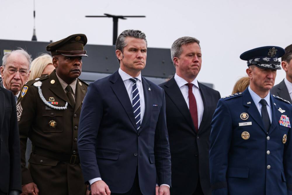 وزير الحرب الأمريكي: إيران يائسة وتترنح وهجماتها الصاروخية تراجعت