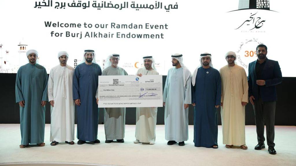 عمر الدرعي والمسؤولون خلال تسلم الشيك 