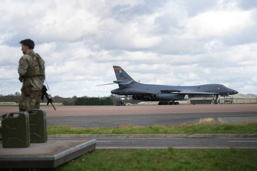 عنصر من سلاح الجو البريطاني في قاعدة تستخدمها القوات الأمريكية في أنجلترا (أ ب)