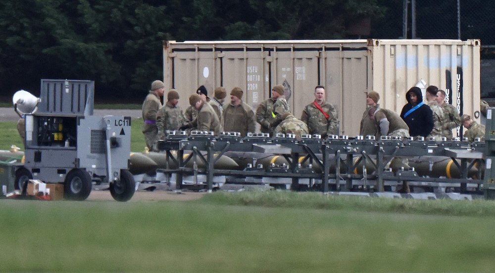 قوات جوية أمريكية تجهز ذخائر في قاعدة فيرفورد البريطانية جنوب غرب إنجلترا. (أ.ف.ب)