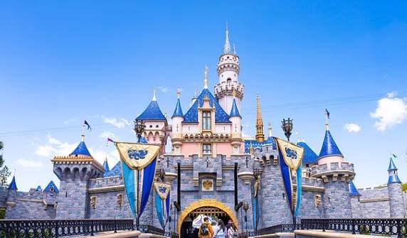 نقل موظفين في «ديزني لاند» للمستشفى بسبب مواد خطرة