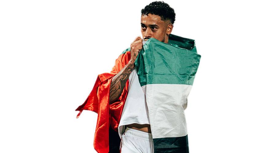 كايو يقبل علم الإمارات خلال منافسات تصفيات المونديال