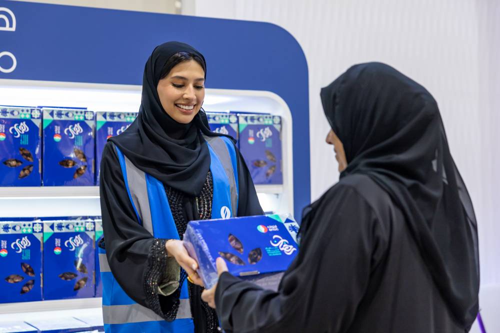 «إينوك» توزع 1350 صندوقاً من التمور على الأسر