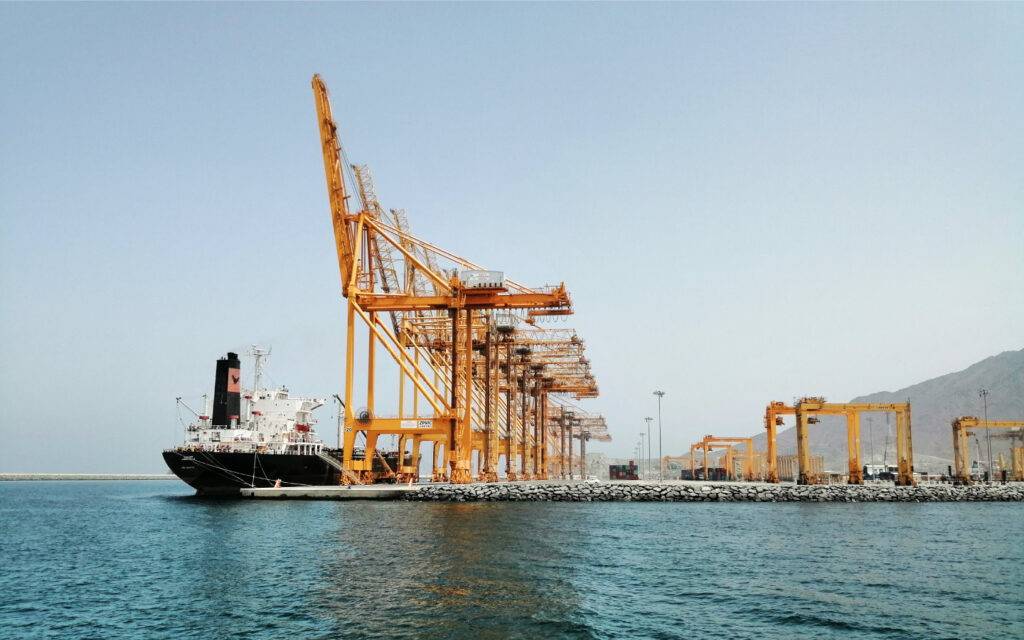 موانئ الساحل الشرقي رئة الإمارات خارج هرمز