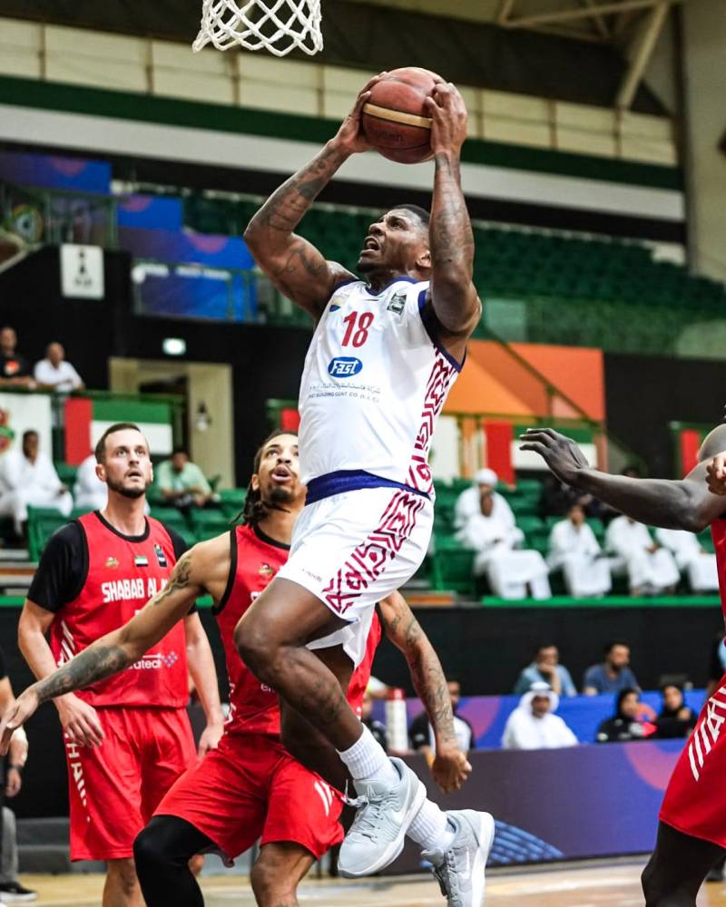 محاولة شرقاوية للتسجيل تحت رقابة دفاع شباب الأهلي 