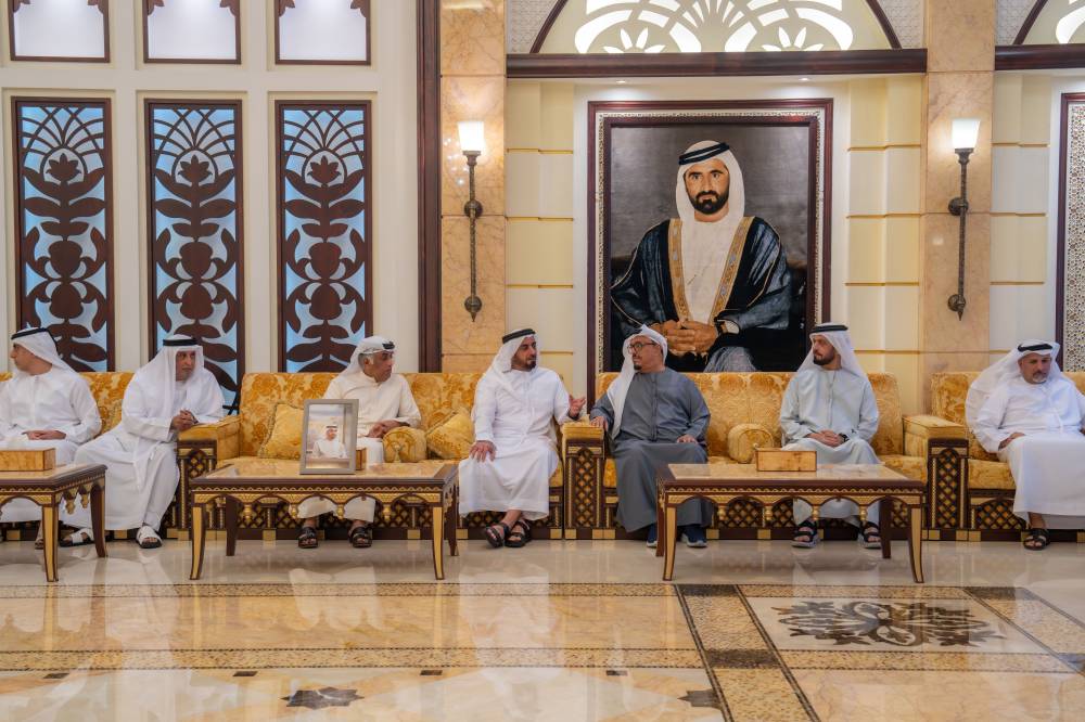 سيف بن زايد والمسؤولون يعزون ضاحي خلفان في وفاة عمته