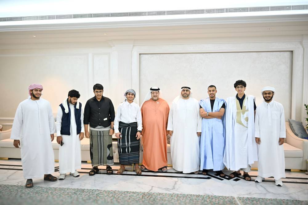 سعيد بن طحنون يستقبل الطلبة الدوليين الدارسين في جامعة الإمارات